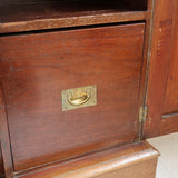 Buffet ancien vintage en bois de noyer massif, années 30, trois tiroirs en ceinture à poignées rondes en laiton, trois portes à panneaux moulurés, base à plinthe pleine, compartiment intérieur doublé de zinc
