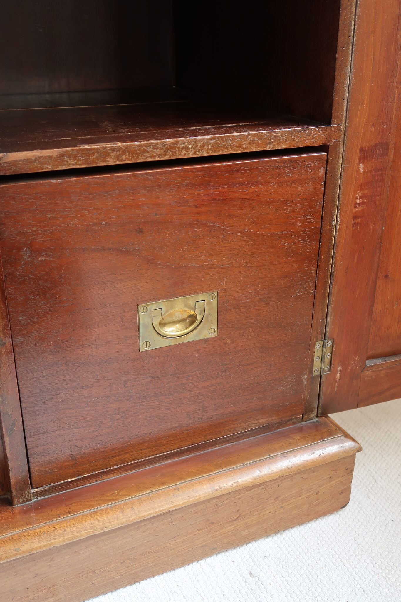 Buffet ancien vintage en bois de noyer massif, années 30, trois tiroirs en ceinture à poignées rondes en laiton, trois portes à panneaux moulurés, base à plinthe pleine, compartiment intérieur doublé de zinc