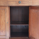 Buffet ancien vintage en bois de noyer massif, années 30, trois tiroirs en ceinture à poignées rondes en laiton, trois portes à panneaux moulurés, base à plinthe pleine, compartiment intérieur doublé de zinc