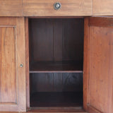 Buffet ancien vintage en bois de noyer massif, années 30, trois tiroirs en ceinture à poignées rondes en laiton, trois portes à panneaux moulurés, base à plinthe pleine, compartiment intérieur doublé de zinc