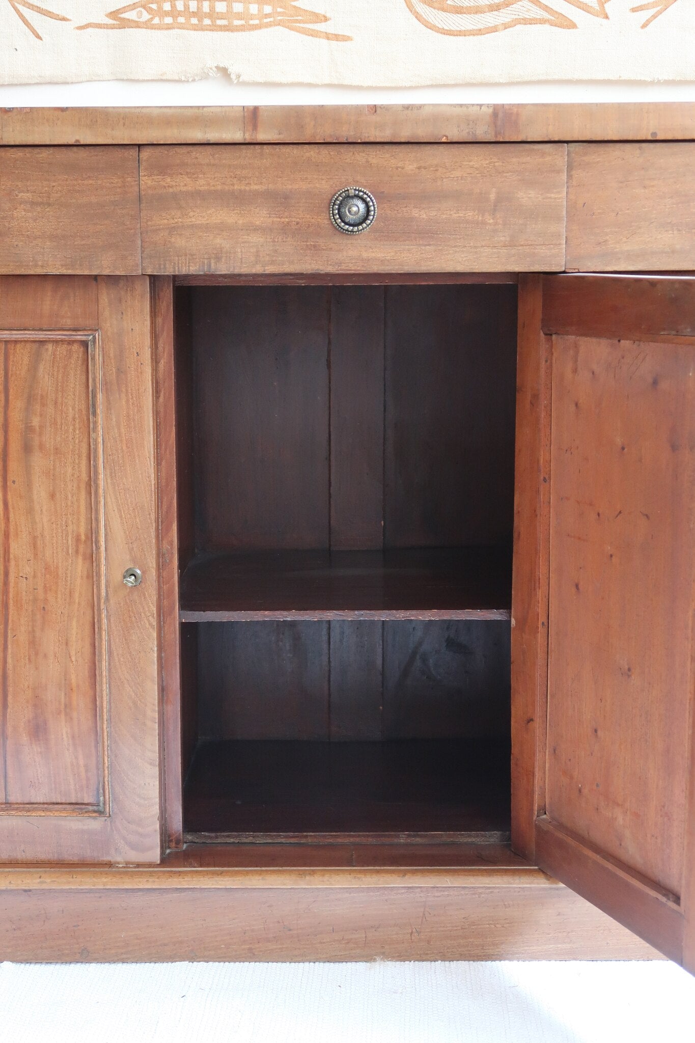 Buffet ancien vintage en bois de noyer massif, années 30, trois tiroirs en ceinture à poignées rondes en laiton, trois portes à panneaux moulurés, base à plinthe pleine, compartiment intérieur doublé de zinc