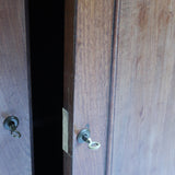 Buffet ancien vintage en bois de noyer massif, années 30, trois tiroirs en ceinture à poignées rondes en laiton, trois portes à panneaux moulurés, base à plinthe pleine, compartiment intérieur doublé de zinc
