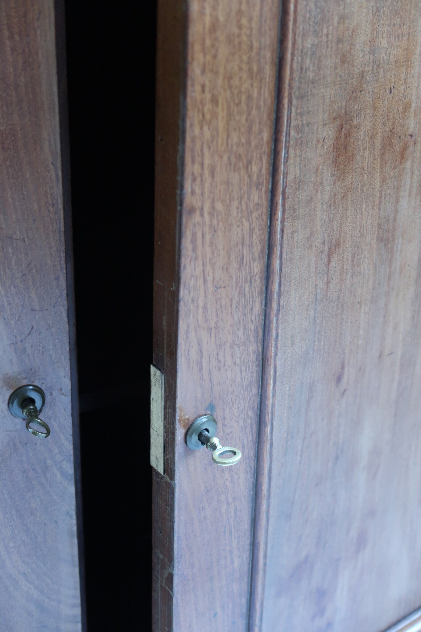 Buffet ancien vintage en bois de noyer massif, années 30, trois tiroirs en ceinture à poignées rondes en laiton, trois portes à panneaux moulurés, base à plinthe pleine, compartiment intérieur doublé de zinc
