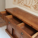 Buffet ancien vintage en bois de noyer massif, années 30, trois tiroirs en ceinture à poignées rondes en laiton, trois portes à panneaux moulurés, base à plinthe pleine, compartiment intérieur doublé de zinc