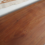 Buffet ancien vintage en bois de noyer massif, années 30, trois tiroirs en ceinture à poignées rondes en laiton, trois portes à panneaux moulurés, base à plinthe pleine, compartiment intérieur doublé de zinc