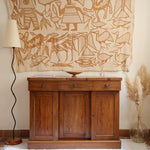 Buffet ancien vintage en bois de noyer massif, années 30, trois tiroirs en ceinture à poignées rondes en laiton, trois portes à panneaux moulurés, base à plinthe pleine, compartiment intérieur doublé de zinc