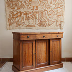 Buffet ancien vintage en bois de noyer massif, années 30, trois tiroirs en ceinture à poignées rondes en laiton, trois portes à panneaux moulurés, base à plinthe pleine, compartiment intérieur doublé de zinc