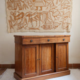 Buffet ancien vintage en bois de noyer massif, années 30, trois tiroirs en ceinture à poignées rondes en laiton, trois portes à panneaux moulurés, base à plinthe pleine, compartiment intérieur doublé de zinc