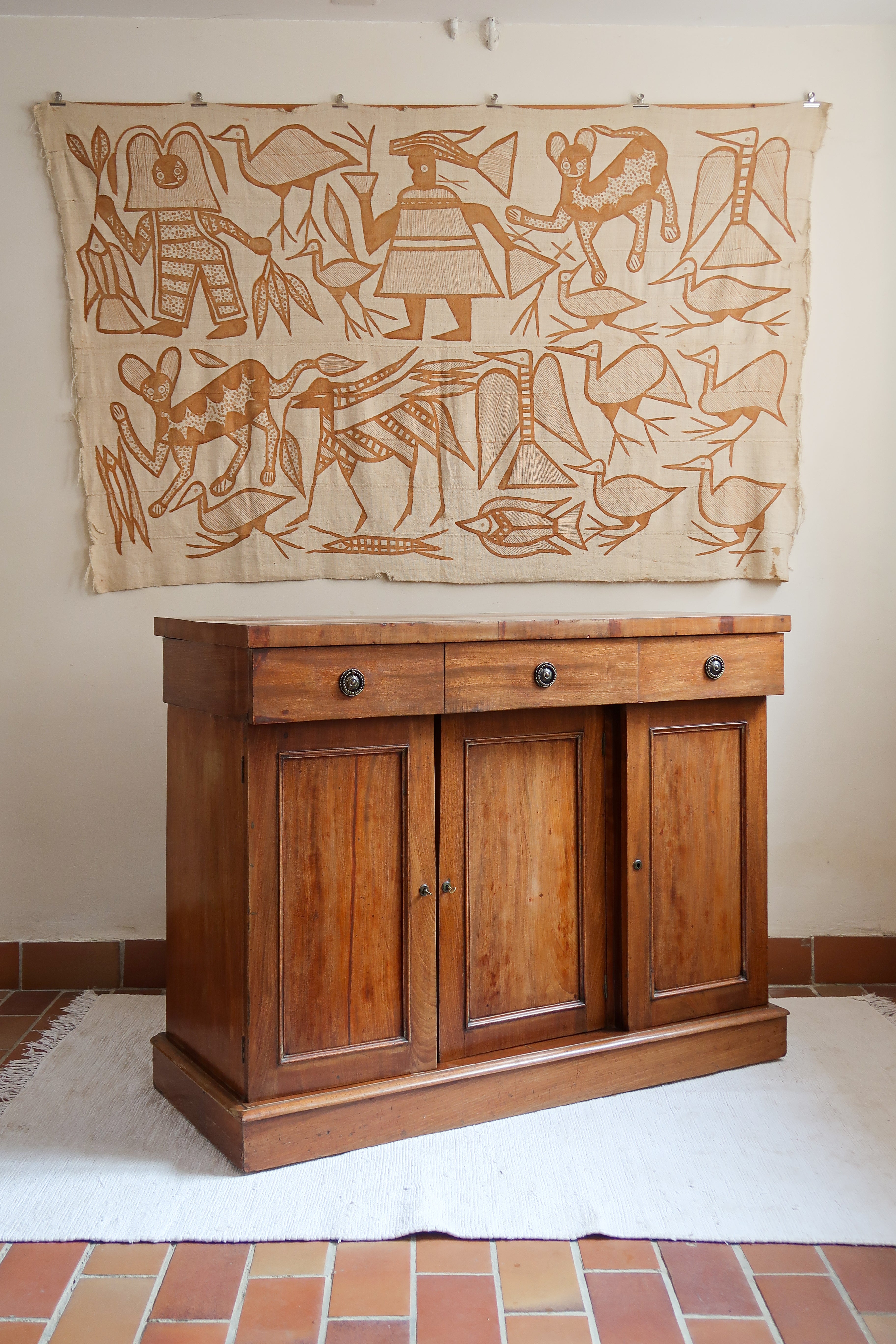 Buffet ancien vintage en bois de noyer massif, années 30, trois tiroirs en ceinture à poignées rondes en laiton, trois portes à panneaux moulurés, base à plinthe pleine, compartiment intérieur doublé de zinc