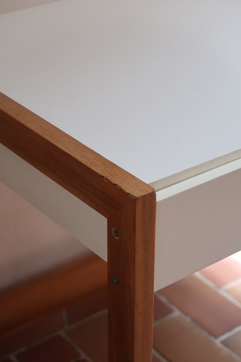 Bureau scandinave années 70 laqué blanc et bois clair, deux tiroirs à boutons ronds en bois, piétement à entretoise basse, lignes épurées mid-century