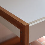 Bureau scandinave années 70 laqué blanc et bois clair, deux tiroirs à boutons ronds en bois, piétement à entretoise basse, lignes épurées mid-century