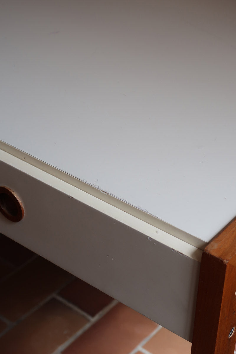 Bureau scandinave années 70 laqué blanc et bois clair, deux tiroirs à boutons ronds en bois, piétement à entretoise basse, lignes épurées mid-century
