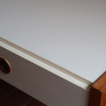 Bureau scandinave années 70 laqué blanc et bois clair, deux tiroirs à boutons ronds en bois, piétement à entretoise basse, lignes épurées mid-century