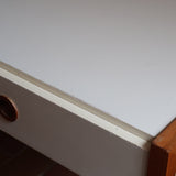 Bureau scandinave années 70 laqué blanc et bois clair, deux tiroirs à boutons ronds en bois, piétement à entretoise basse, lignes épurées mid-century