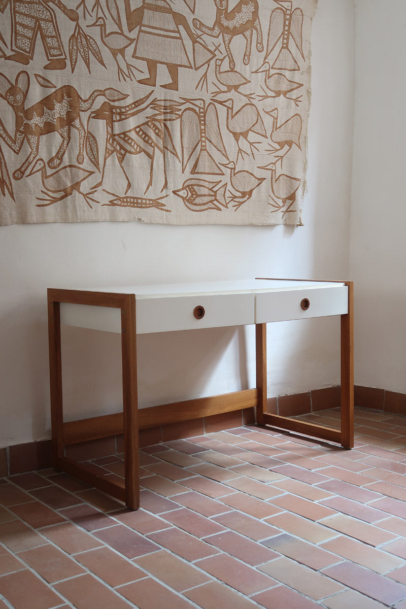 Bureau scandinave années 70 laqué blanc et bois clair, deux tiroirs à boutons ronds en bois, piétement à entretoise basse, lignes épurées mid-century