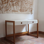 Bureau scandinave années 70 laqué blanc et bois clair, deux tiroirs à boutons ronds en bois, piétement à entretoise basse, lignes épurées mid-century