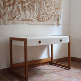 Bureau scandinave années 70 laqué blanc et bois clair, deux tiroirs à boutons ronds en bois, piétement à entretoise basse, lignes épurées mid-century