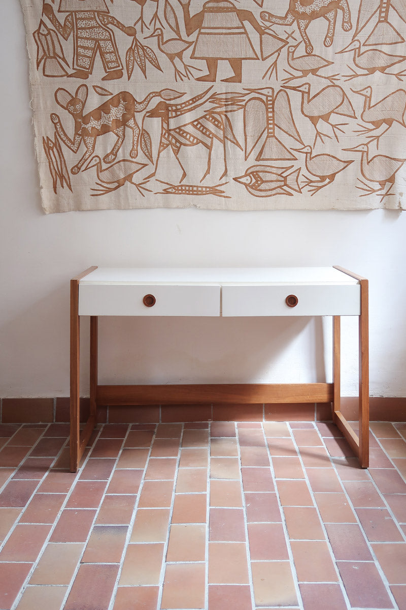 Bureau scandinave années 70 laqué blanc et bois clair, deux tiroirs à boutons ronds en bois, piétement à entretoise basse, lignes épurées mid-century