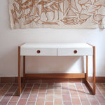 Bureau scandinave années 70 laqué blanc et bois clair, deux tiroirs à boutons ronds en bois, piétement à entretoise basse, lignes épurées mid-century