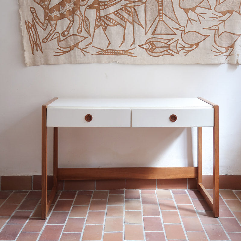 Bureau scandinave années 70 laqué blanc et bois clair, deux tiroirs à boutons ronds en bois, piétement à entretoise basse, lignes épurées mid-century