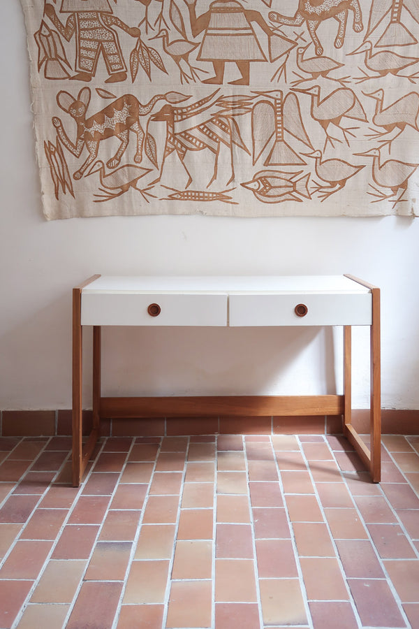 Bureau scandinave années 70 laqué blanc et bois clair, deux tiroirs à boutons ronds en bois, piétement à entretoise basse, lignes épurées mid-century