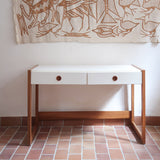 Bureau scandinave années 70 laqué blanc et bois clair, deux tiroirs à boutons ronds en bois, piétement à entretoise basse, lignes épurées mid-century
