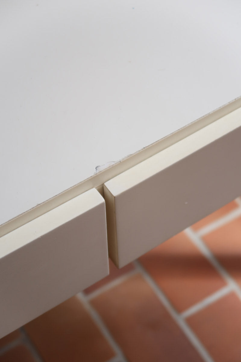 Bureau scandinave années 70 laqué blanc et bois clair, deux tiroirs à boutons ronds en bois, piétement à entretoise basse, lignes épurées mid-century