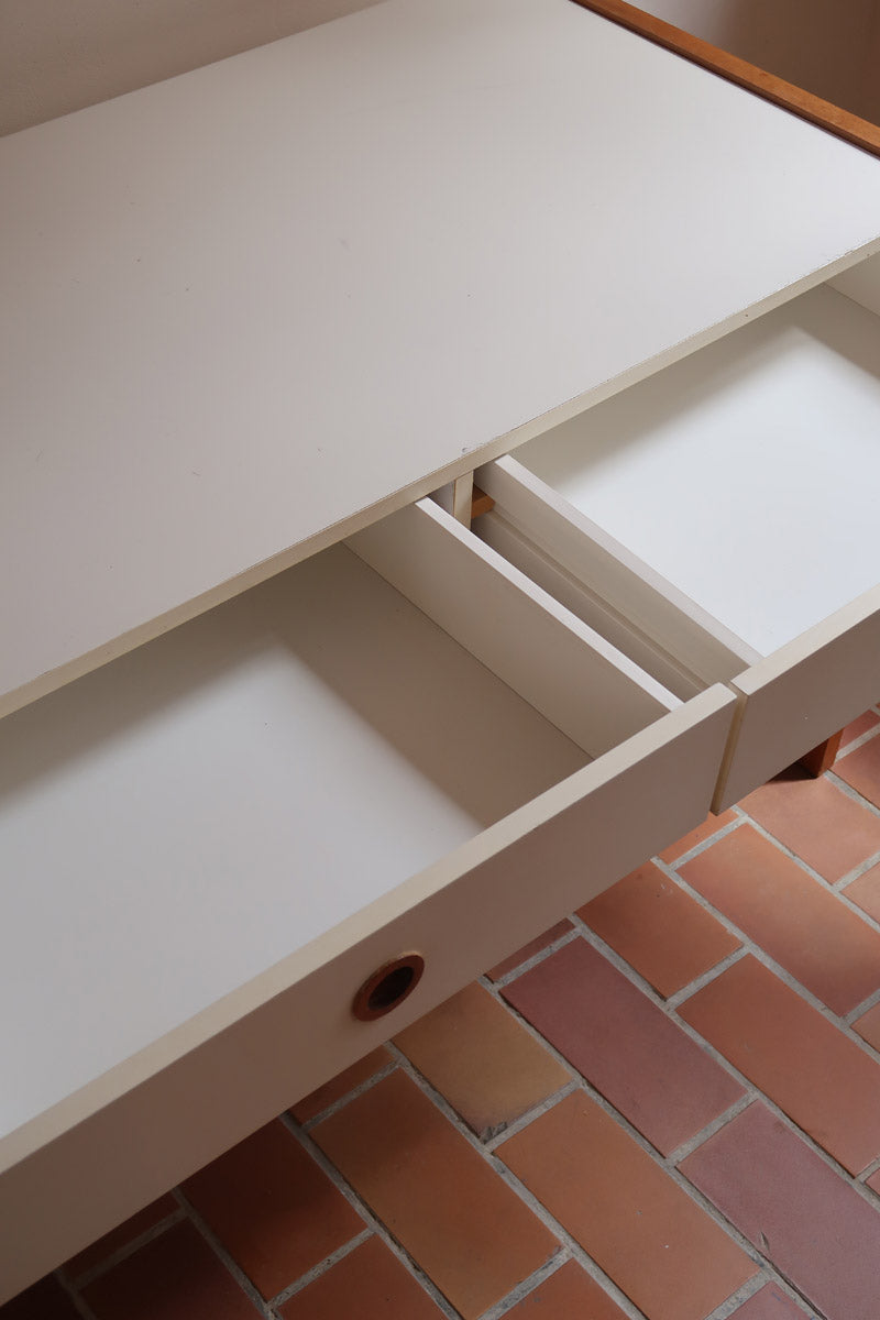 Bureau scandinave années 70 laqué blanc et bois clair, deux tiroirs à boutons ronds en bois, piétement à entretoise basse, lignes épurées mid-century