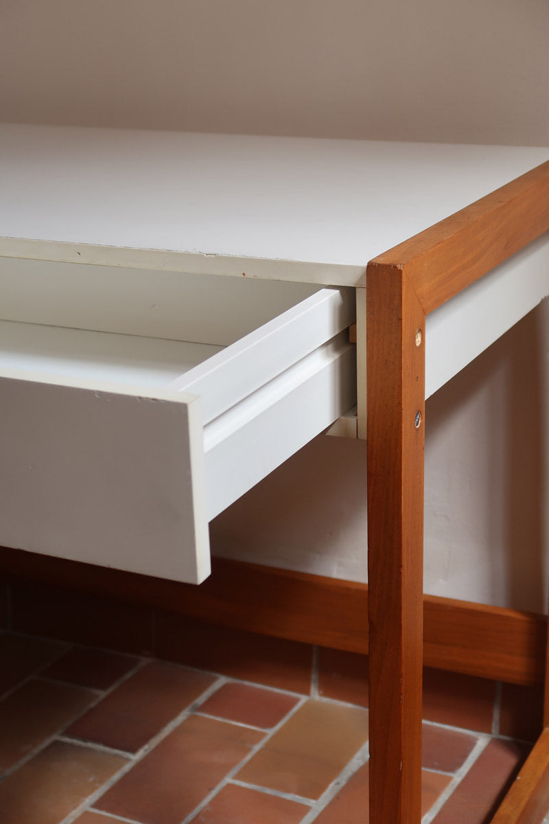 Bureau scandinave années 70 laqué blanc et bois clair, deux tiroirs à boutons ronds en bois, piétement à entretoise basse, lignes épurées mid-century
