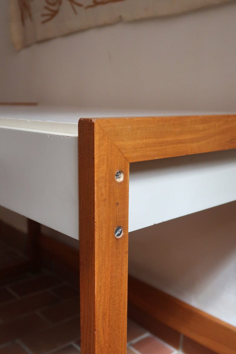 Bureau scandinave années 70 laqué blanc et bois clair, deux tiroirs à boutons ronds en bois, piétement à entretoise basse, lignes épurées mid-century