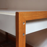 Bureau scandinave années 70 laqué blanc et bois clair, deux tiroirs à boutons ronds en bois, piétement à entretoise basse, lignes épurées mid-century