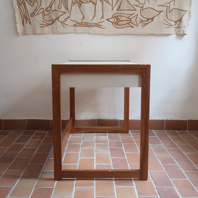 Bureau scandinave années 70 laqué blanc et bois clair, deux tiroirs à boutons ronds en bois, piétement à entretoise basse, lignes épurées mid-century