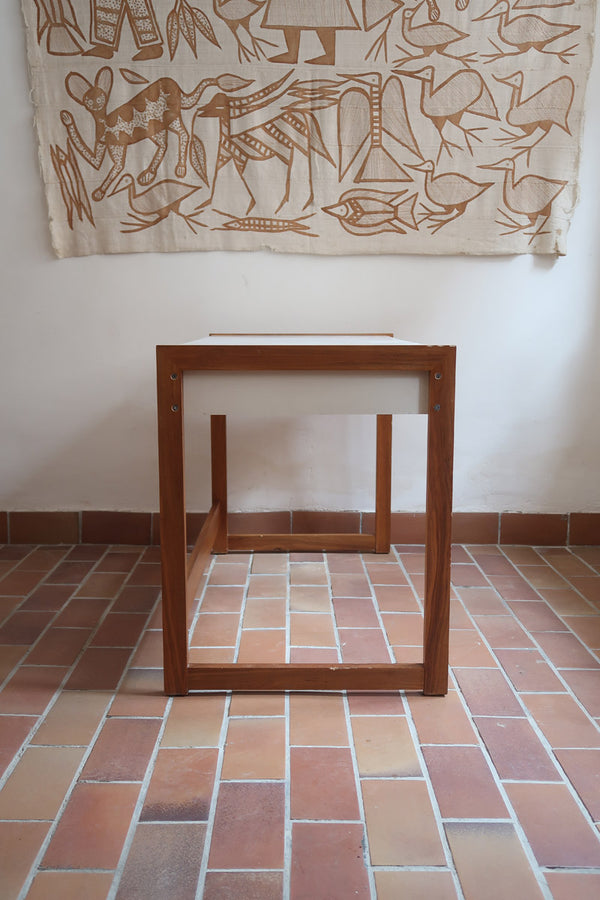 Bureau scandinave années 70 laqué blanc et bois clair, deux tiroirs à boutons ronds en bois, piétement à entretoise basse, lignes épurées mid-century