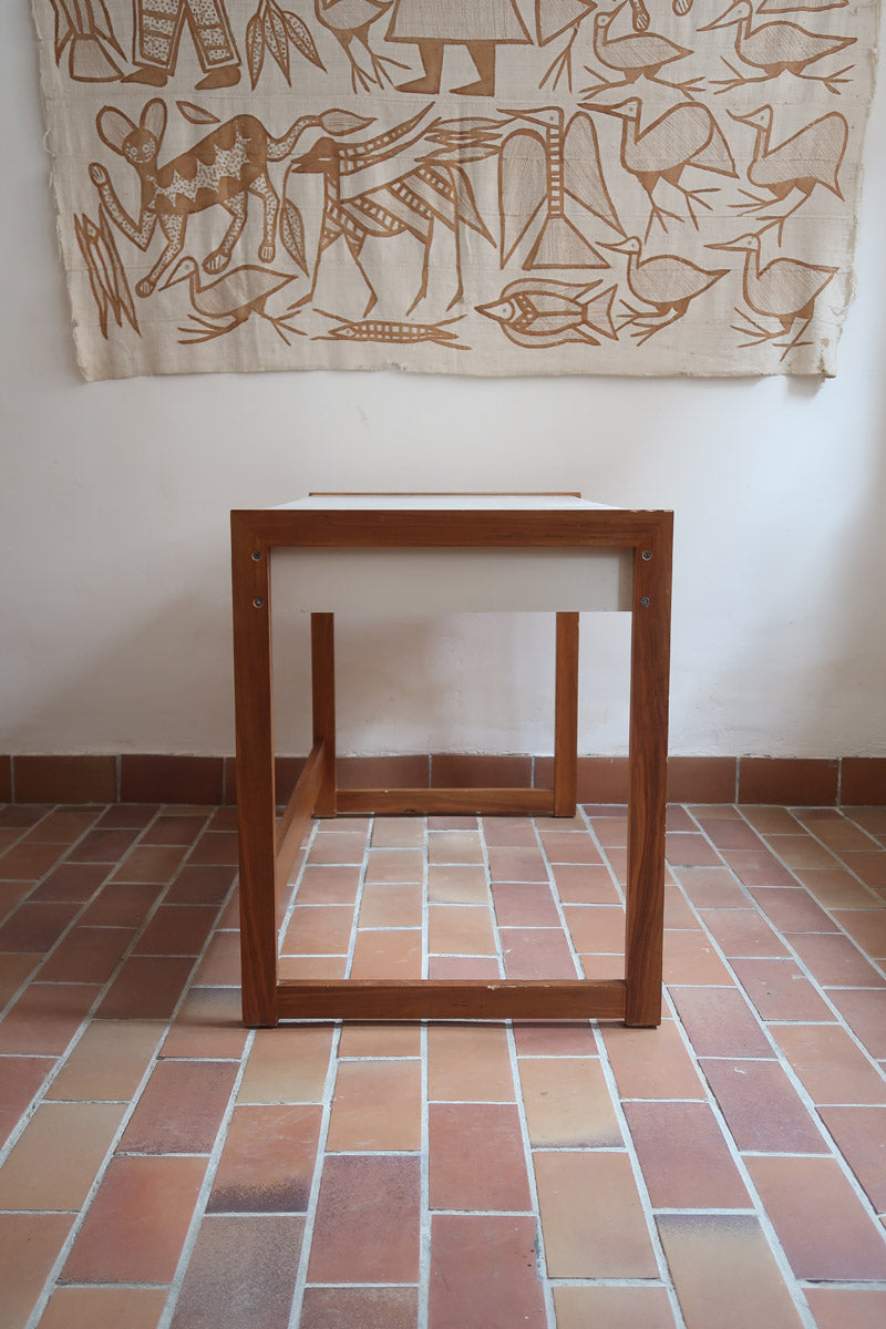 Bureau scandinave années 70 laqué blanc et bois clair, deux tiroirs à boutons ronds en bois, piétement à entretoise basse, lignes épurées mid-century
