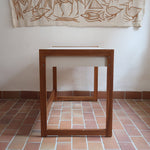 Bureau scandinave années 70 laqué blanc et bois clair, deux tiroirs à boutons ronds en bois, piétement à entretoise basse, lignes épurées mid-century