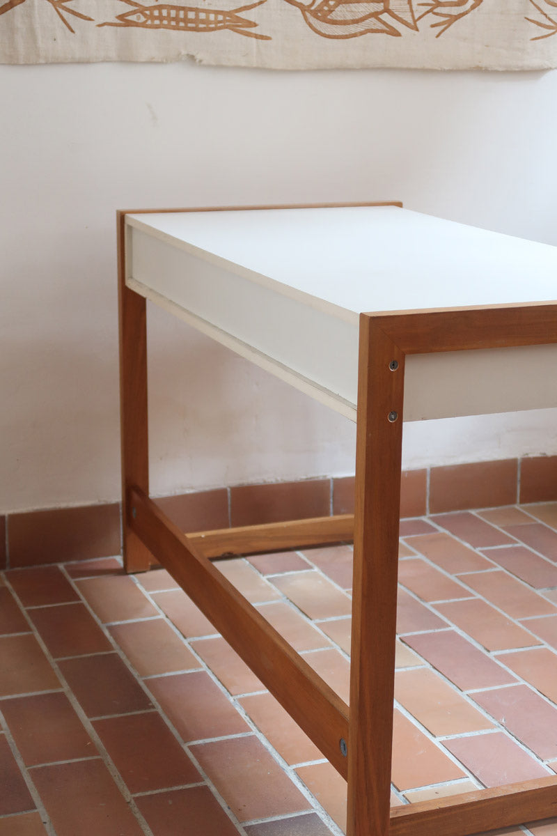 Bureau scandinave années 70 laqué blanc et bois clair, deux tiroirs à boutons ronds en bois, piétement à entretoise basse, lignes épurées mid-century