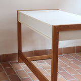 Bureau scandinave années 70 laqué blanc et bois clair, deux tiroirs à boutons ronds en bois, piétement à entretoise basse, lignes épurées mid-century