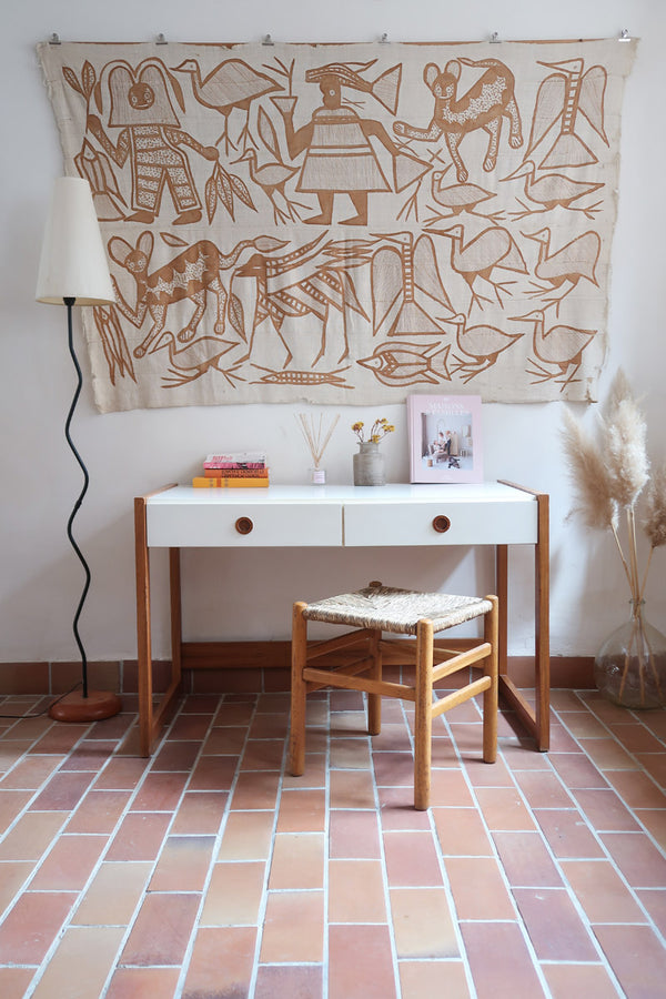 Bureau scandinave années 70 laqué blanc et bois clair, deux tiroirs à boutons ronds en bois, piétement à entretoise basse, lignes épurées mid-century
