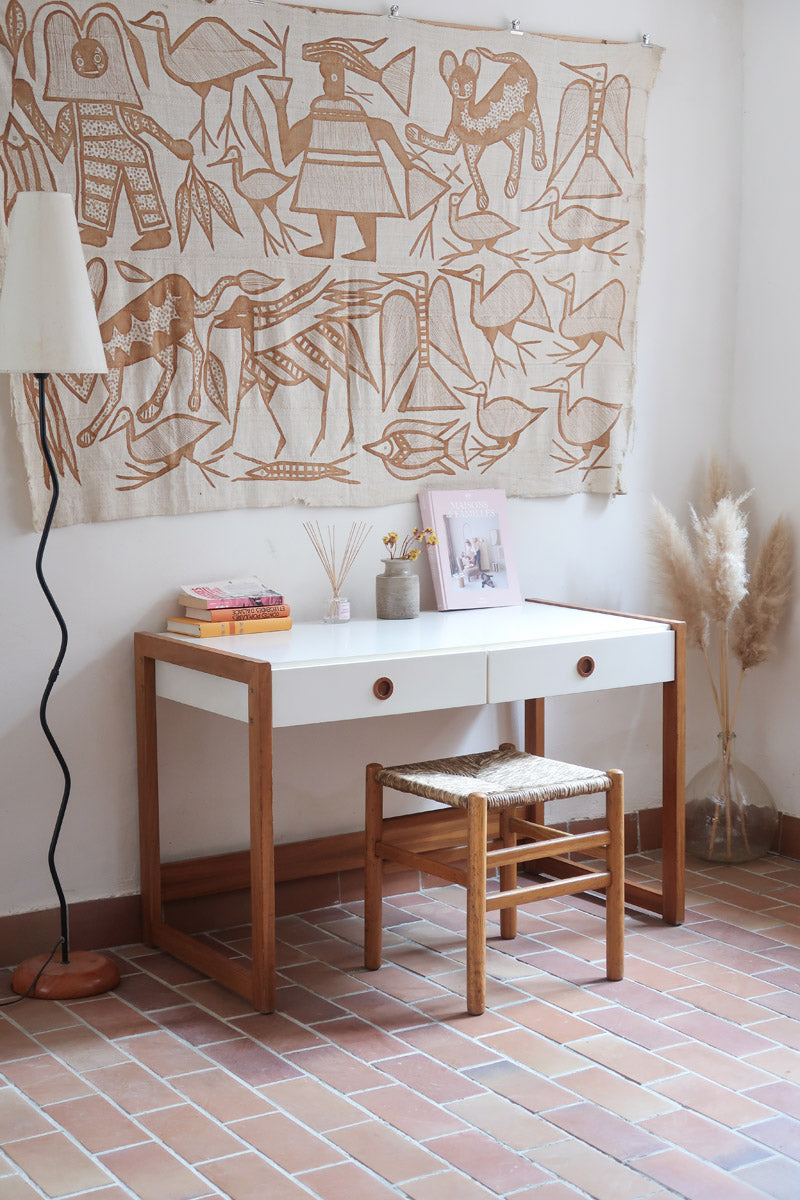 Bureau scandinave années 70 laqué blanc et bois clair, deux tiroirs à boutons ronds en bois, piétement à entretoise basse, lignes épurées mid-century