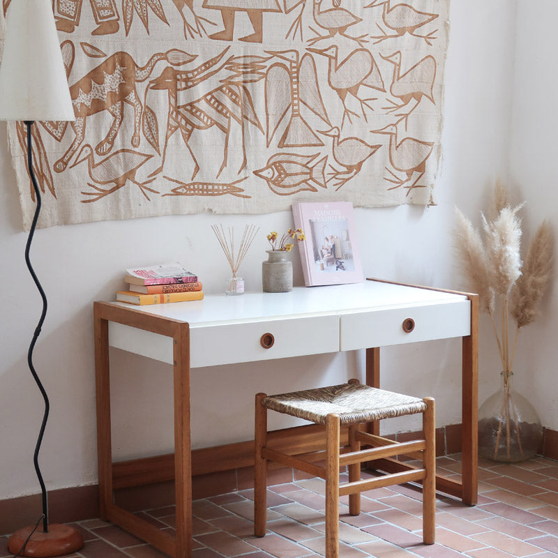 Bureau scandinave années 70 laqué blanc et bois clair, deux tiroirs à boutons ronds en bois, piétement à entretoise basse, lignes épurées mid-century