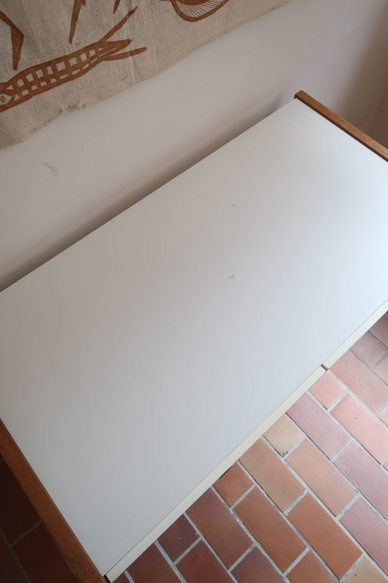 Bureau scandinave années 70 laqué blanc et bois clair, deux tiroirs à boutons ronds en bois, piétement à entretoise basse, lignes épurées mid-century