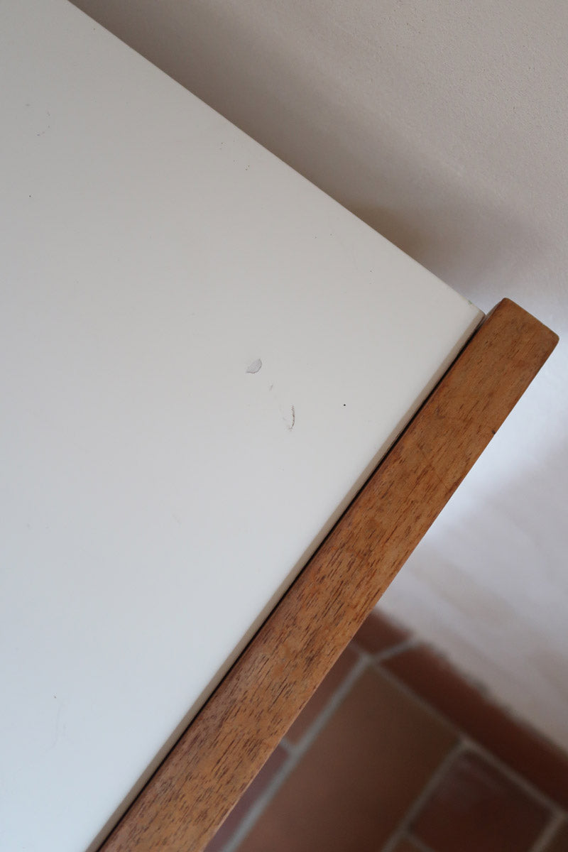 Bureau scandinave années 70 laqué blanc et bois clair, deux tiroirs à boutons ronds en bois, piétement à entretoise basse, lignes épurées mid-century