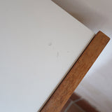 Bureau scandinave années 70 laqué blanc et bois clair, deux tiroirs à boutons ronds en bois, piétement à entretoise basse, lignes épurées mid-century