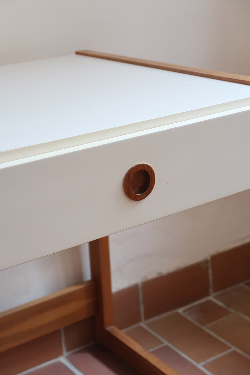 Bureau scandinave années 70 laqué blanc et bois clair, deux tiroirs à boutons ronds en bois, piétement à entretoise basse, lignes épurées mid-century