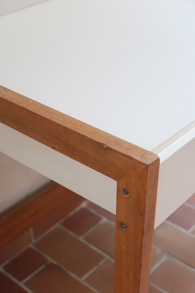 Bureau scandinave années 70 laqué blanc et bois clair, deux tiroirs à boutons ronds en bois, piétement à entretoise basse, lignes épurées mid-century