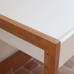 Bureau scandinave années 70 laqué blanc et bois clair, deux tiroirs à boutons ronds en bois, piétement à entretoise basse, lignes épurées mid-century