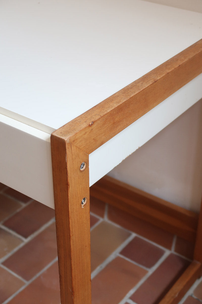 Bureau scandinave années 70 laqué blanc et bois clair, deux tiroirs à boutons ronds en bois, piétement à entretoise basse, lignes épurées mid-century