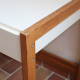 Bureau scandinave années 70 laqué blanc et bois clair, deux tiroirs à boutons ronds en bois, piétement à entretoise basse, lignes épurées mid-century