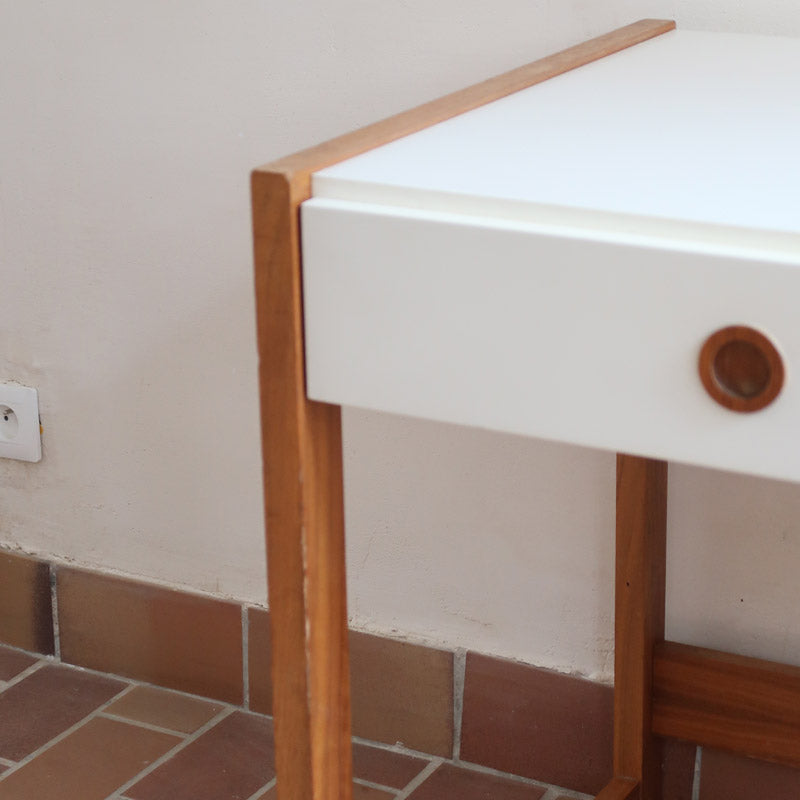 Bureau scandinave années 70 laqué blanc et bois clair, deux tiroirs à boutons ronds en bois, piétement à entretoise basse, lignes épurées mid-century