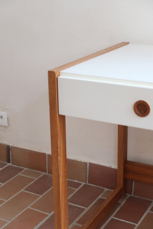 Bureau scandinave années 70 laqué blanc et bois clair, deux tiroirs à boutons ronds en bois, piétement à entretoise basse, lignes épurées mid-century